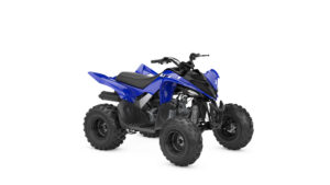 Quad enfant Yamaha Raptor 110 bleu Yamaha (Racing Blue), vue trois-quarts avant sur fond blanc