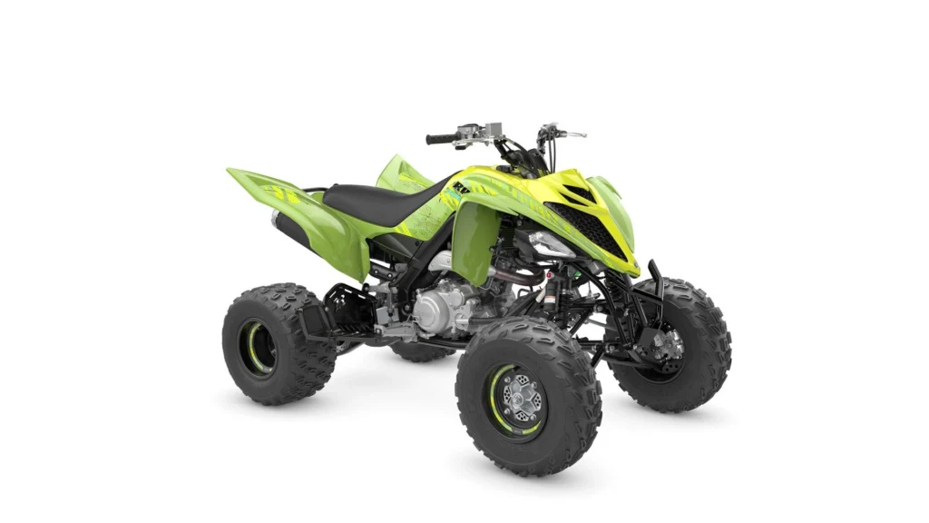 Quad sportif Yamaha Raptor 700R SE 2025 vert (Leaf Green) et noir, vue trois-quarts avant sur fond blanc