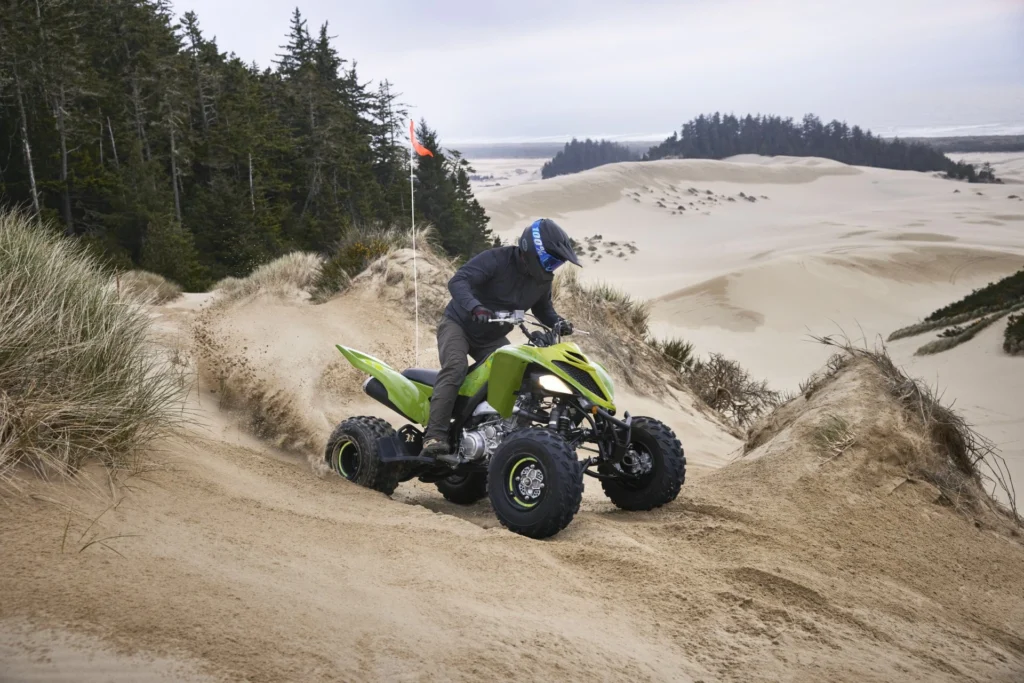Yamaha Raptor 700R SE vert franchissant une crête de dune