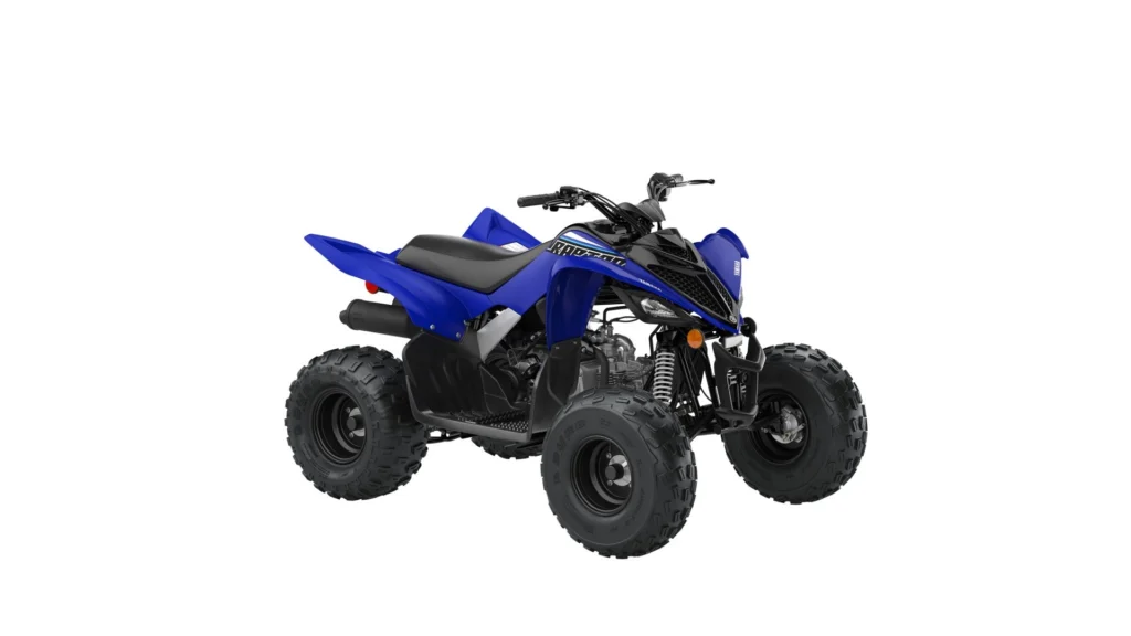 Quad enfant Yamaha Raptor 90 bleu Yamaha (Deep Purplish Blue), vue trois-quarts avant sur fond blanc